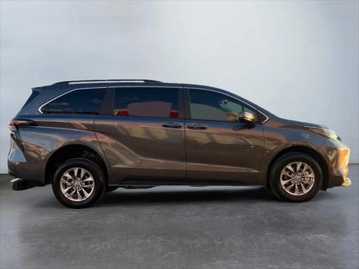 2025 Toyota Sienna LE
