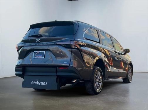 2025 Toyota Sienna LE