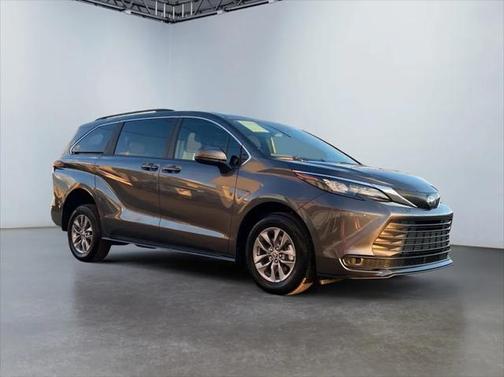 2025 Toyota Sienna LE