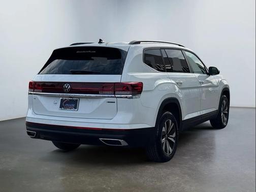 Pure White 2024 Volkswagen Atlas 2.0T SE
