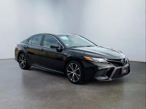 Midnight Black Metallic 2020 Toyota Camry SE