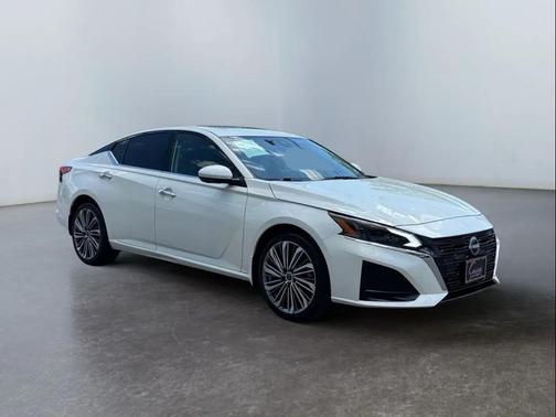 Pearl White Tricoat 2023 Nissan Altima 2.5 SL
