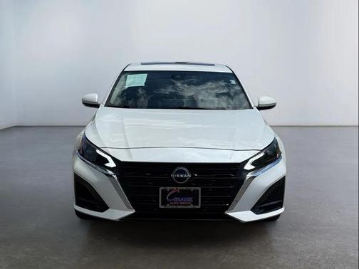 Pearl White Tricoat 2023 Nissan Altima 2.5 SL