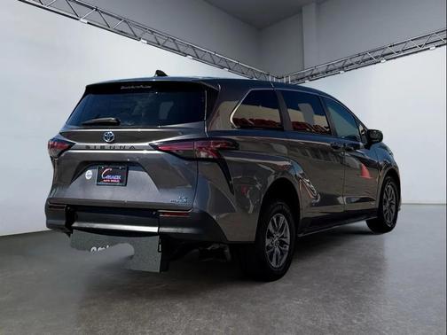 2021 Toyota Sienna LE