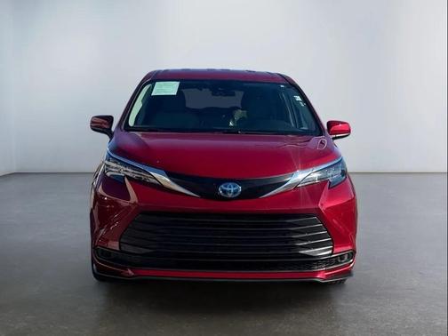 2024 Toyota Sienna LE