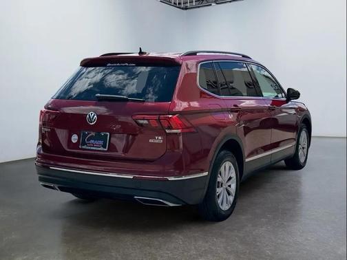 Cardinal Red Metallic 2018 Volkswagen Tiguan 2.0T SE 4MOTION