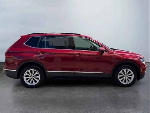 Cardinal Red Metallic 2018 Volkswagen Tiguan 2.0T SE 4MOTION