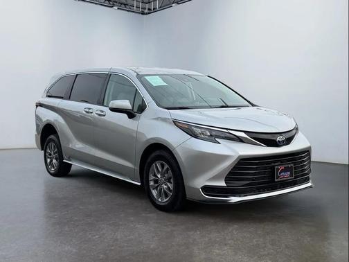 2024 Toyota Sienna LE