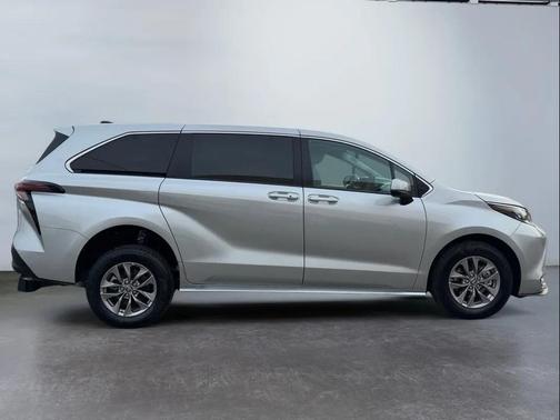 2024 Toyota Sienna LE