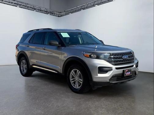 Iconic Silver Metallic 2022 Ford Explorer XLT
