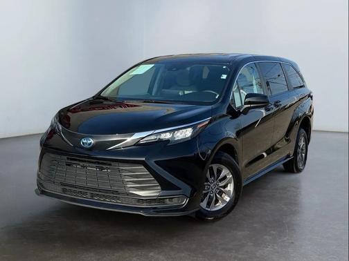2024 Toyota Sienna LE