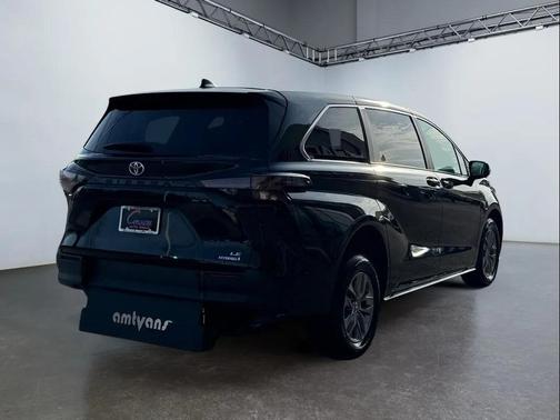 2024 Toyota Sienna LE