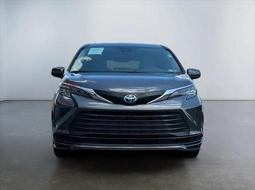 2025 Toyota Sienna LE