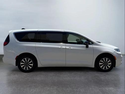 Bright White Clearcoat 2024 Chrysler Pacifica Hybrid Select