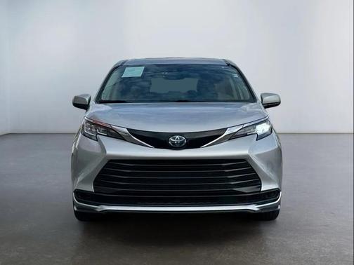 2022 Toyota Sienna LE
