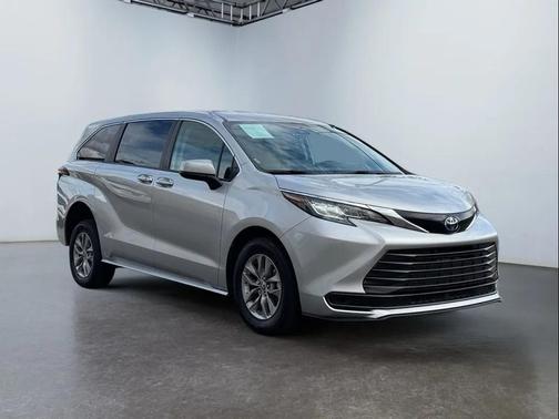 2022 Toyota Sienna LE