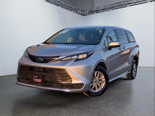 2024 Toyota Sienna LE