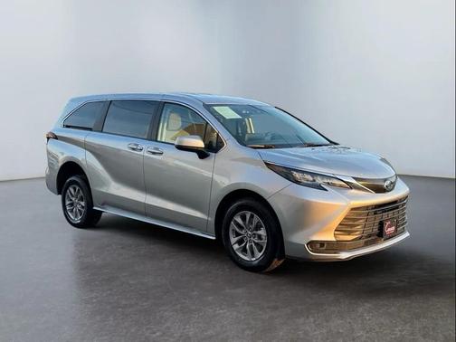 2024 Toyota Sienna LE