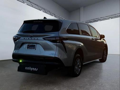 2024 Toyota Sienna LE