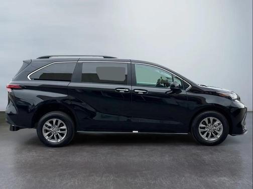 Midnight Black Metallic 2025 Toyota Sienna XLE