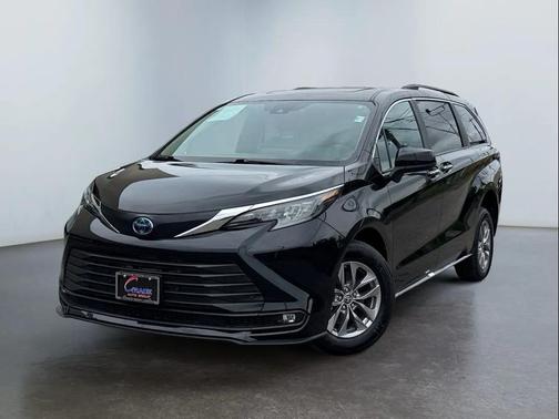 Midnight Black Metallic 2025 Toyota Sienna XLE