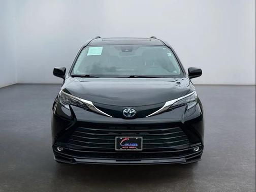 Midnight Black Metallic 2025 Toyota Sienna XLE