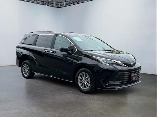 Midnight Black Metallic 2025 Toyota Sienna XLE