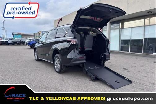 Midnight Black Metallic 2025 Toyota Sienna XLE