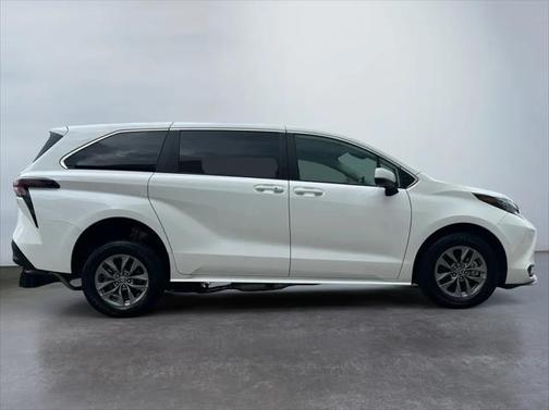 2023 Toyota Sienna LE