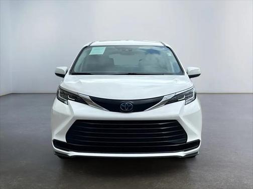 2023 Toyota Sienna LE