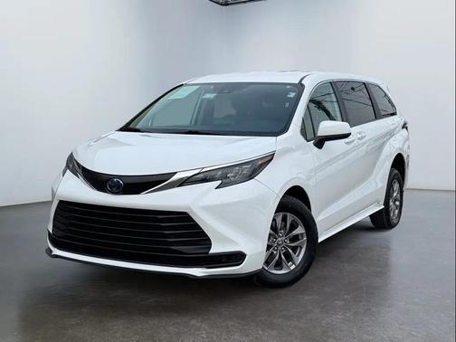 2024 Toyota Sienna LE