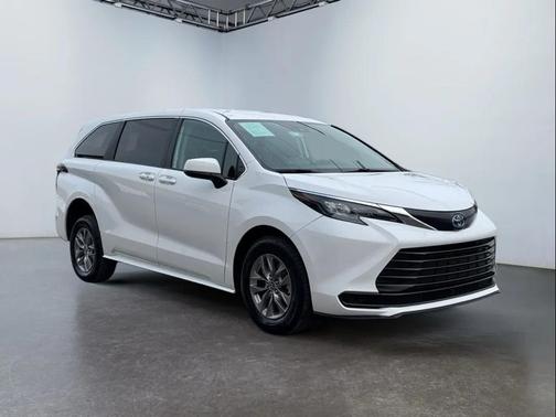 2024 Toyota Sienna LE