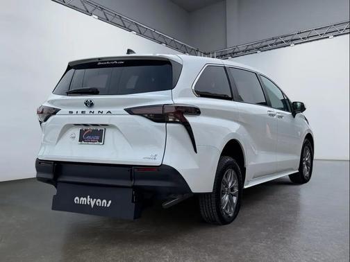 2024 Toyota Sienna LE