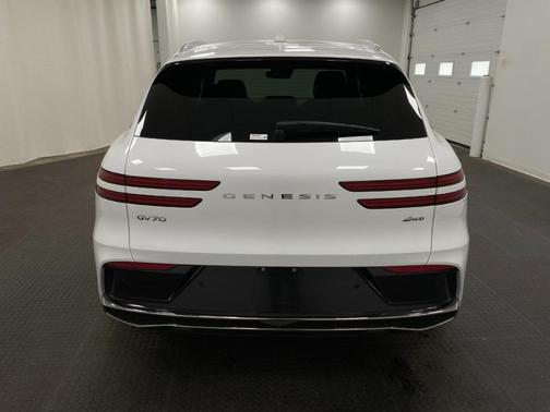 Uyuni White 2026 Genesis GV70 2.5T
