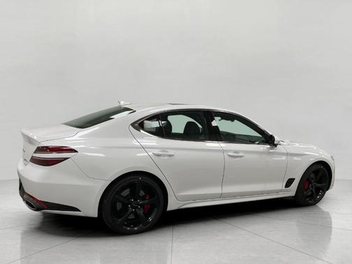 Uyuni White 2026 Genesis G70 3.3T Sport Prestige