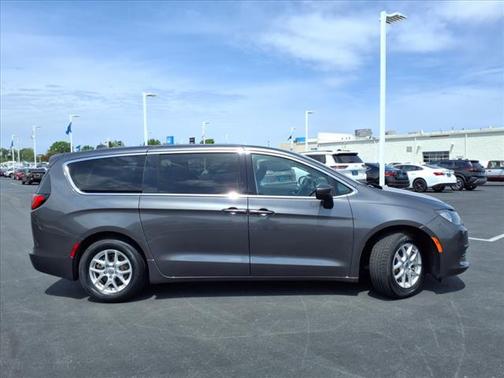2022 Chrysler Voyager LX