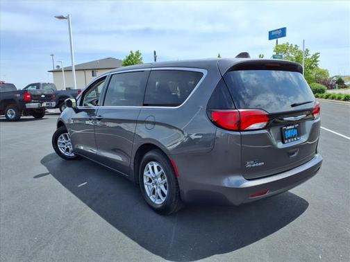 2022 Chrysler Voyager LX