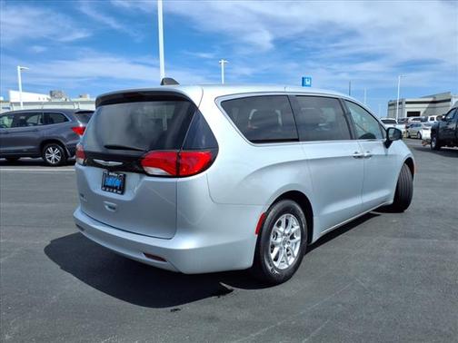 2022 Chrysler Voyager LX