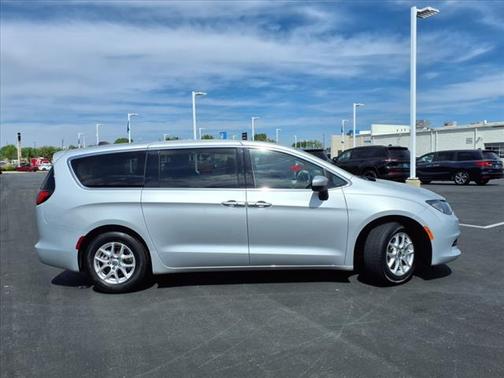 2022 Chrysler Voyager LX