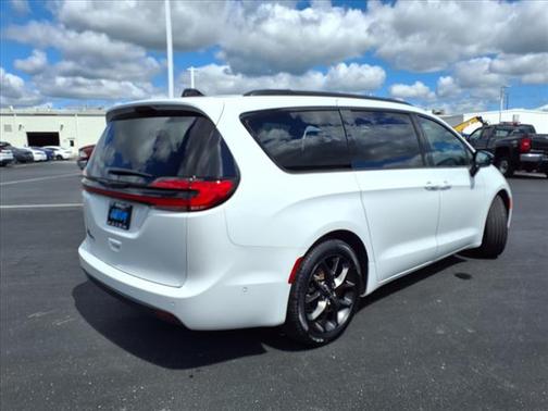 2024 Chrysler Pacifica Touring-L
