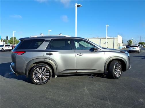 2023 Nissan Pathfinder SL