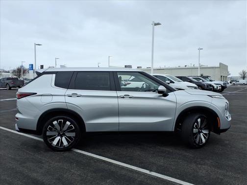 2025 Mitsubishi Outlander SE