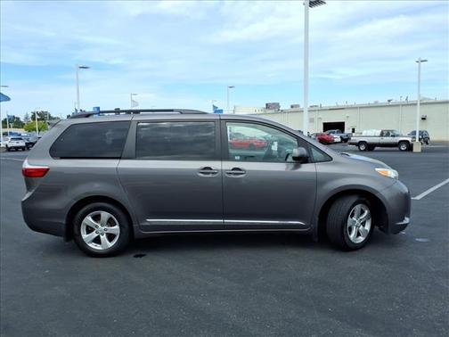 2017 Toyota Sienna LE