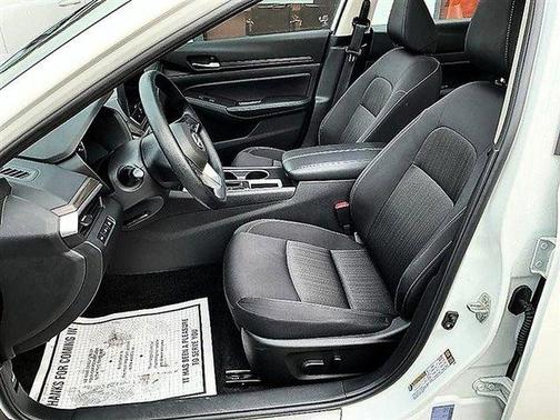 Glacier White 2025 Nissan Altima SV