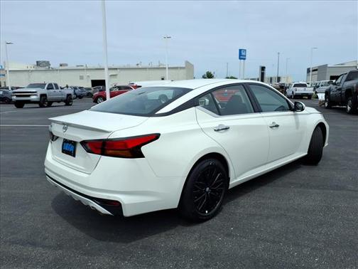 Glacier White 2025 Nissan Altima SV