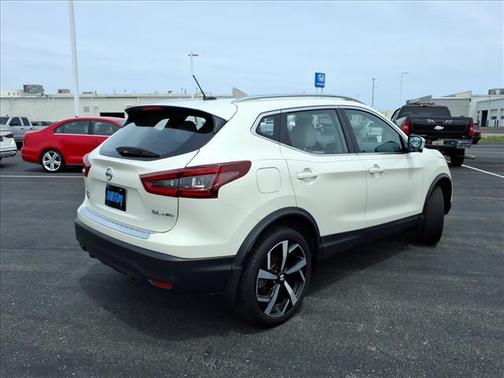 White 2022 Nissan Rogue Sport SL