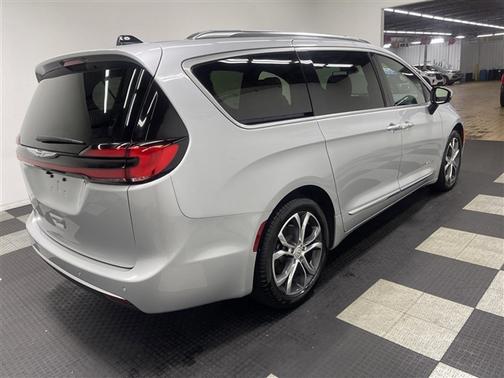 Silver Mist Clearcoat 2026 Chrysler Pacifica Pinnacle