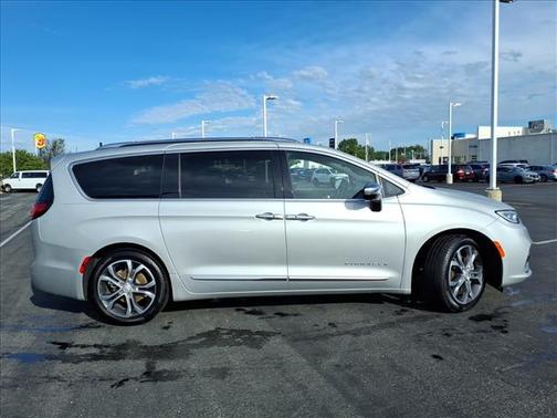 Silver Mist Clearcoat 2026 Chrysler Pacifica Pinnacle