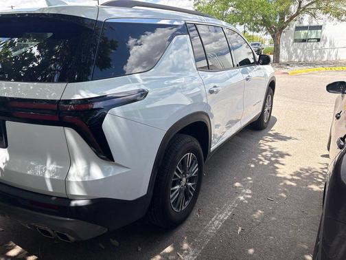 Summit White 2026 Chevrolet Traverse LT