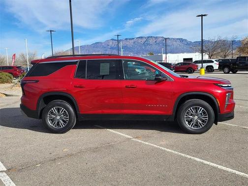 2025 Chevrolet Traverse LT